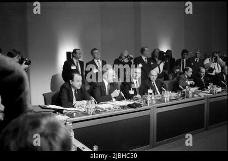 Kopenhagen /Dänemark/Historische Akten images 1983 /EWG Staatschef der Europäischen Ökonischen Union in Kopenhagen, Premierminister von Danih, Poul Shulter, dänischer Staatsminister, Ufee Ellemann-Jsen. Der britische Premierminister Margrathe Thatcher und der britische Außenminister Francis Pym sowie der deutsche Bundeskanzler Helmut Kohl und der deutsche Außenminister Hans-Dietrich Genche sowie der andere westliche Vorsitzende des COPE EU-Treffens in Kopenhagen Dänemark. (Foto..Francis Joseph Dean / Deanpices). Stockfoto