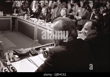 Kopenhagen /Dänemark/Historische Akten images 1983 /EWG Staatschef der Europäischen Ökonischen Union in Kopenhagen, Premierminister von Danih, Poul Shulter, dänischer Staatsminister, Ufee Ellemann-Jsen. Der britische Premierminister Margrathe Thatcher und der britische Außenminister Francis Pym sowie der deutsche Bundeskanzler Helmut Kohl und der deutsche Außenminister Hans-Dietrich Genche sowie der andere westliche Vorsitzende des COPE EU-Treffens in Kopenhagen Dänemark. (Foto..Francis Joseph Dean / Deanpices). Stockfoto