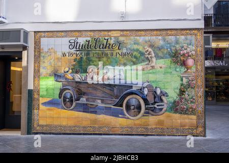 Keramikfliesen Werbung Für Studebaker Automobiles In Der Tetuan Straße, Calle Tetuán Sevilla Spanien Hergestellt Im Jahr 1924 Von Enrique Orce Mármol In Der Manue Gemacht Stockfoto