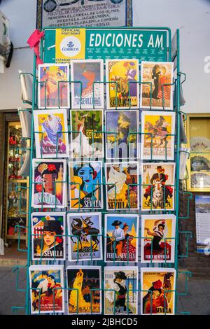 Touristische Postkarten zum Verkauf in Einem Souvenir-Shop im Zentrum von Sevilla Spanien Stockfoto