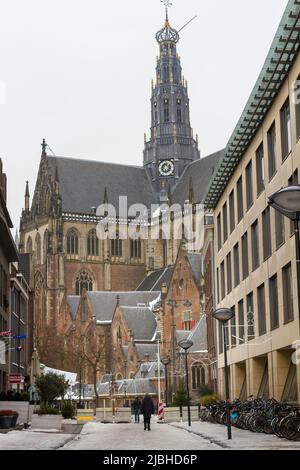 Uhrenturm der gotischen Grote oder St. Bavo Kerk Kirche ehemalige Kathedrale in Haarlem, Holland Stockfoto