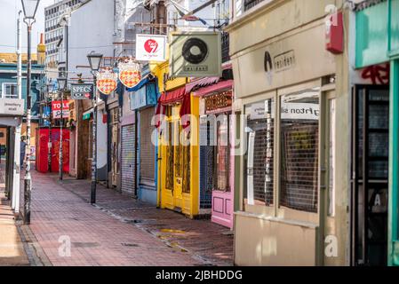 Brighton Großbritannien, 30.. April 2020: Leere Straßen während der Sperre in Brighton's schrulliger North Laine-Gegend, die normalerweise von Besuchern frequent ist. Stockfoto