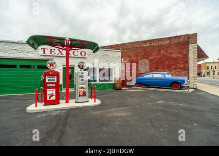 Getriebekopf-Kurios, restaurierte Texaco-Tankstelle oder Tankstelle, Galena, Kansas KS, USA. Route 66-Haltestelle Stockfoto