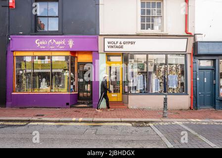 Brighton Großbritannien, 30.. April 2020: Leere Straßen während der Sperre in Brighton's schrulliger North Laine-Gegend, die normalerweise von Besuchern frequent ist. Stockfoto