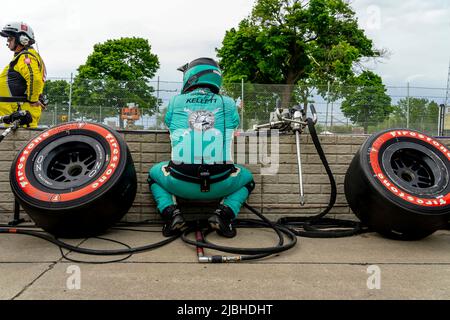 Detroit, MI, USA. 5.. Juni 2022. Crew-Mitglieder von AJFoyt Racing bereiten ihren Rennwagen für den Chevrolet Detroit Grand Prix in Detroit, MI, USA, vor. (Bild: © Walter G. Arce Sr./ZUMA Press Wire) Stockfoto