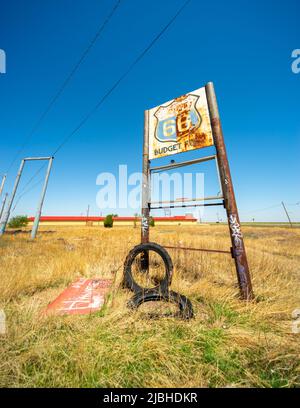 Verrostete Route 66 „Budget Fuel“-Schild neben Interstate 40, I-40, Panhandle TX Texas, USA Stockfoto