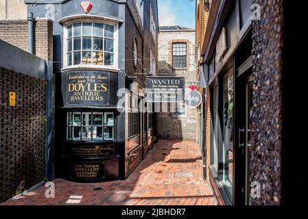 Brighton Großbritannien, 30.. April 2020: Leere Straßen während der Sperre in Brighton's skurriler Gegend The Lanes, die normalerweise von Besuchern frequelt wird. Stockfoto