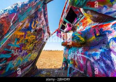 Cadillac Ranch, in der Nähe der Route 66 TX Texas, USA. Nahaufnahme von lackierten alten Cadillac-Autos in der Nähe der I-40 Amarillo, Texas. Innenraum mit Farbschichten Stockfoto