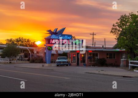 The Blue Swallow Motel, Tucumcari NM New Mexico, USA. Das richtige Motel bietet klassische US-Unterkünfte, die man bei Sonnenuntergang sehen kann. US-Route 66. Neon-Beschilderung Stockfoto