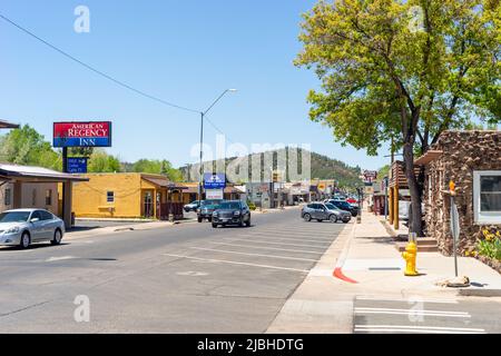 Historische Route 66 durch die Stadt Williams, Arizona AZ, USA. Unterkünfte – Motel- und Hotelschilder entlang der Straße. Typisch amerikanische Straße. Fahrbahn Stockfoto