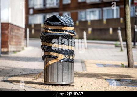 Brighton Großbritannien, 30.. April 2020: Ein verschlossener Abfalleimer auf den Straßen von Brighton Stockfoto