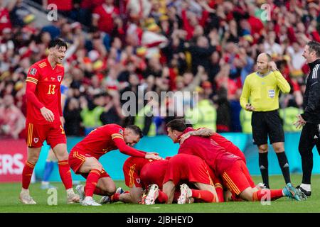 CARDIFF, WALES - 05. JUNI 2022: Kieffer Moore und seine Teamkollegen aus Wales feiern, nachdem sie die Ukraine mit 1-0 geschlagen haben, um am 5.. Juni 2022 einen Platz bei der FIFA Fußball-Weltmeisterschaft 2022 im Cardiff City Stadium zu buchen. (Bild von John Smith/FAW) Stockfoto