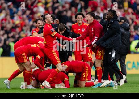 CARDIFF, WALES - 05. JUNI 2022: Gareth Bale und feiert den Sieg über die Ukraine 1-0, um am 5.. Juni 2022 einen Platz bei der FIFA Fußball-Weltmeisterschaft 2022 im Cardiff City Stadium zu buchen. (Bild von John Smith/FAW) Stockfoto