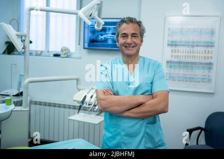 Senior Zahnarzt lächelt in seiner Zahnklinik Stockfoto