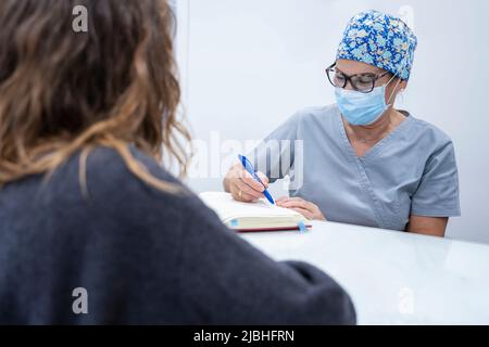 Assistentin unter Berufung auf die Patientin in der Klinik Stockfoto