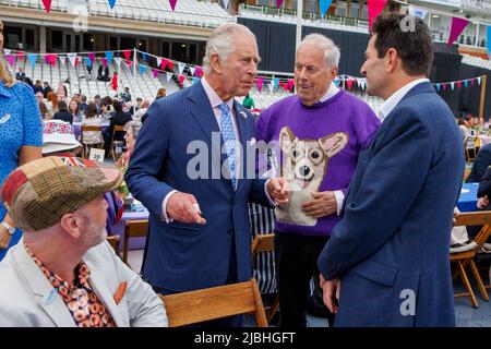 Der Prinz von Wales spricht mit dem ehemaligen Abgeordneten Gyles Brandreth im Corgi-Jumper beim Big Lunch auf dem Cricket-Platz im Oval, South London. In ce Stockfoto