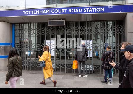 Pendler sehen sich die U-Bahnstation Tottenham Court Road an, die während des Londoner U-Bahnstreiks am 6.. Juni 2022 geschlossen wurde Stockfoto