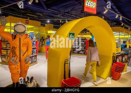 Moskau, Russland. 5.. Juni 2022. Die Besucher sind in der Verkaufsabteilung der Marke Lego im Spielzeugladen Hamleys im zentralen Kindergeschäft in Moskau auf dem Lubyanka-Platz im Zentrum von Moskau, Russland, zu finden Stockfoto