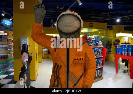 Moskau, Russland. 5.. Juni 2022. Inneneinrichtung der Abteilung der Marke Lego im Spielzeuggeschäft Hamleys im zentralen Kindergeschäft Moskaus auf dem Lubyanka-Platz im Zentrum Moskaus, Russland Stockfoto