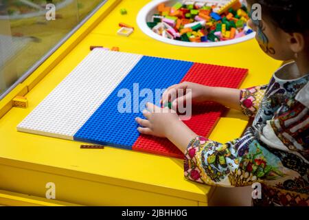 Moskau, Russland. 5.. Juni 2022. Ein Mädchen sammelt ein Lego-Set im Spielzeugladen Hamleys für Kinder im zentralen Kindergeschäft Moskaus auf dem Lubyanka-Platz im Zentrum Moskaus, Russland Stockfoto