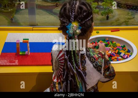 Moskau, Russland. 5.. Juni 2022. Ein Mädchen sammelt ein Lego-Set im Spielzeugladen Hamleys für Kinder im zentralen Kindergeschäft Moskaus auf dem Lubyanka-Platz im Zentrum Moskaus, Russland Stockfoto