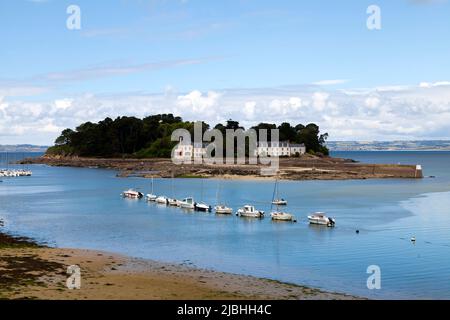 Die Tristan-Insel liegt an der Mündung der Mündung der Pouldavid-Mündung vor dem Hafen von Douarnenez im Südwesten der Bretagne. Stockfoto