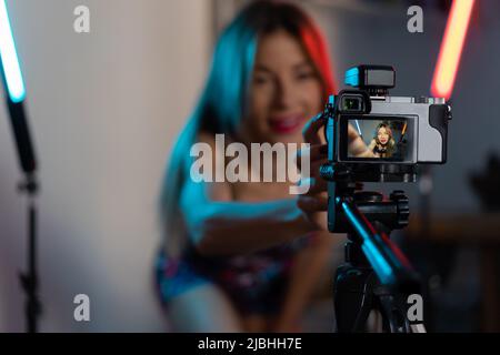 Kaukasische Frau nimmt sich zu Hause auf Stockfoto