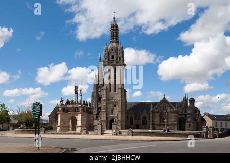 Die Pfarrkirche von Pleyben vereint die Kirche Saint-Germain, den monumentalen kalvarienberg, das Beinhaus und den Triumphbogen. Stockfoto