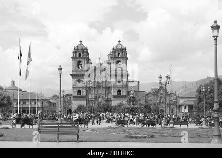 Monochromes Bild der Kirche Iglesia de la Compania de Jesus, eines der beeindruckenden Wahrzeichen auf dem Platz Plaza de Armas in Cusco, Peru Stockfoto