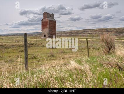 Alter verlassene Getreideaufzug in den Badlands im Weiler Dorothy, Alberta Stockfoto