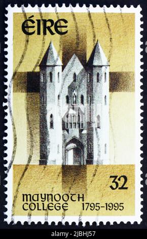 IRLAND - UM 1995: Eine in Irland gedruckte Briefmarke zeigt St. Patrick’s College, Maynooth, Bicentennial, um 1995 Stockfoto