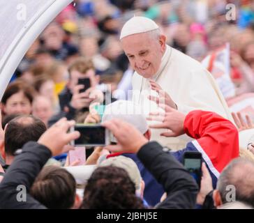 Dublin, Irland. 26/08/2018 - Papst Franziskus begrüßt die Menge im Phoenix Park Stockfoto
