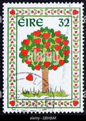 IRLAND - UM 1995: Eine in Irland gedruckte Briefmarke zeigt den Herzbaum, Grußmarke, um 1995 Stockfoto