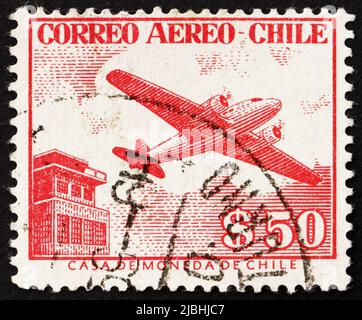 CHILE - UM 1956: Eine in Chile gedruckte Marke zeigt den Kontrollturm und das Flugzeug, um 1956 Stockfoto