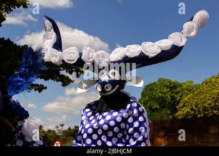 Pirenópolis, Goiás, Brasilien – 05. Juni 2022: Eine maskierte Person - Charakter der Pirenópolis Partei namens Cavalhadas. Eine religiöse Partei. Stockfoto