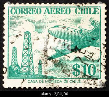 CHILE - UM 1956: Eine in Chile gedruckte Marke zeigt Ölderricks und Douglas DC-6, um 1956 Stockfoto