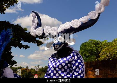 Pirenópolis, Goiás, Brasilien – 05. Juni 2022: Eine maskierte Person - Charakter der Pirenópolis Partei namens Cavalhadas. Eine religiöse Partei. Stockfoto