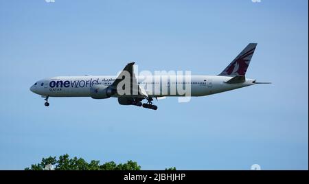 Qatar Airways Boeing 777 bereitet sich auf die Landung am Chicago O'Hare International Airport vor. Stockfoto