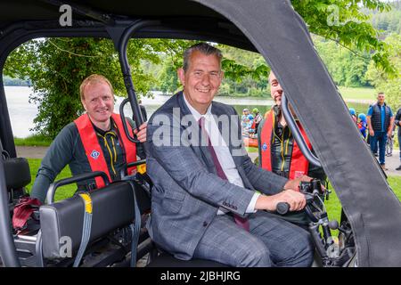 Castlewellan, Nordirland. 06/06/2022. DAERA-Minister Edwin Poots besucht den Castlewellan Forest Park, um ein neues, von DAERA finanziertes amphibisches Rettungsfahrzeug zu sehen, das sowohl Wasser- als auch Landrettungen leisten kann. Stockfoto