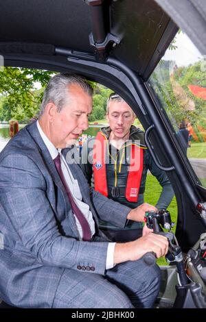 Castlewellan, Nordirland. 06/06/2022. DAERA-Minister Edwin Poots besucht den Castlewellan Forest Park, um ein neues, von DAERA finanziertes amphibisches Rettungsfahrzeug zu sehen, das sowohl Wasser- als auch Landrettungen leisten kann. Stockfoto