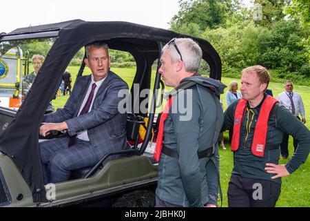 Castlewellan, Nordirland. 06/06/2022. DAERA-Minister Edwin Poots besucht den Castlewellan Forest Park, um ein neues, von DAERA finanziertes amphibisches Rettungsfahrzeug zu sehen, das sowohl Wasser- als auch Landrettungen leisten kann. Stockfoto