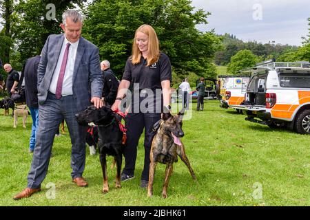 Castlewellan, Nordirland. 06/06/2022. DAERA-Minister Edwin Poots besuchte den Castlewellan Forest Park, um ein neues Allradfahrzeug zu sehen, das die Search and Rescue Dogs Association Ireland North (SARDA) beim Zugang zu schwer erreichbaren Gebieten unterstützen wird, und traf eine Reihe von Arbeits- und Rettungshunden. Stockfoto