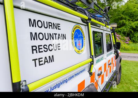 Castlewellan, Nordirland. 06/06/2022. DAERA-Minister Edwin Poots besuchte den Castlewellan Forest Park, um ein neues Allradfahrzeug zu sehen, das die Search and Rescue Dogs Association Ireland North (SARDA) beim Zugang zu schwer erreichbaren Gebieten unterstützen wird, und traf eine Reihe von Arbeits- und Rettungshunden. Stockfoto