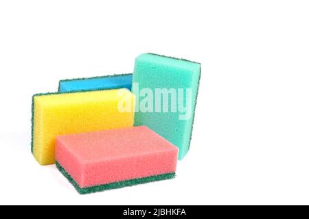 Bunte Spülschwämme vor weißem Hintergrund Stockfoto