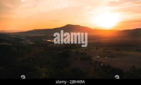 Sonnenuntergangslandschaft über dem Berg Tschechien, Europa, Ustek Stockfoto