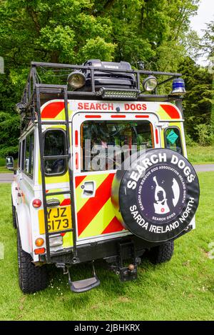 Castlewellan, Nordirland. 06/06/2022. DAERA-Minister Edwin Poots besuchte den Castlewellan Forest Park, um ein neues Allradfahrzeug zu sehen, das die Search and Rescue Dogs Association Ireland North (SARDA) beim Zugang zu schwer erreichbaren Gebieten unterstützen wird, und traf eine Reihe von Arbeits- und Rettungshunden. Stockfoto