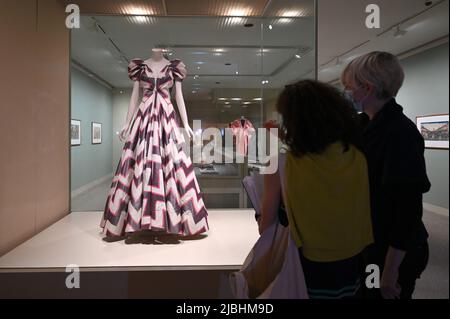 New York, USA. 06.. Juni 2022. Die Besucher der Presservorschau „Kimono Style: John C. Weber Collection“ im Metropolitan Museum of Art, New York, NY, NY, 6. Juni, 2022. Die Ausstellung zeigt japanische Kimonos und den Einfluss der westlichen Kultur auf ihre Gestaltung und Produktion. (Foto von Anthony Behar/Sipa USA) Quelle: SIPA USA/Alamy Live News Stockfoto