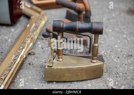 Sammlung von Vintage-Bügeleisen zum Bügeln von Kleidung. Eisen aus antikem Metall Stockfoto