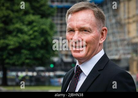 Westminster, London, Großbritannien. 06.. Juni 2022. Chris Bryant, Abgeordneter der Labour Party, Vorsitzender des Ausschusses für Standards und Privilegien. Der Bereich außerhalb des Parlaments ist heute mit Journalisten, Fotografen und Kamerateams beschäftigt, die Politiker und Berichterstatter interviewen möchten. Das Vertrauensvotum für Premierminister Boris Johnson soll heute zwischen 6 und 8pm Uhr stattfinden. Kredit: Imageplotter/Alamy Live Nachrichten Stockfoto