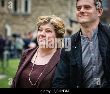 Westminster, London, Großbritannien. 06.. Juni 2022. Emily Thornberry, MP, Arbeitspartei-Schattenanwältin am College Green für Interviews. Der Bereich außerhalb des Parlaments ist heute mit Journalisten, Fotografen und Kamerateams beschäftigt, die Politiker und Berichterstatter interviewen möchten. Das Vertrauensvotum für Premierminister Boris Johnson soll heute zwischen 6 und 8pm Uhr stattfinden. Kredit: Imageplotter/Alamy Live Nachrichten Stockfoto